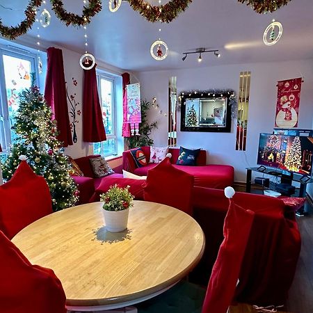 London 2 Bed 2 Bath Apartment Holiday Home - Free Parking - 3Min Walk To The Train Station - 19Min To London Liverpool Street 5Min To Victoria Line 1Gb Broadband Super Fast Internet Ground Floor 100S Of Shops Restaurants Bakeries 24-Hour Asda Superst Esterno foto