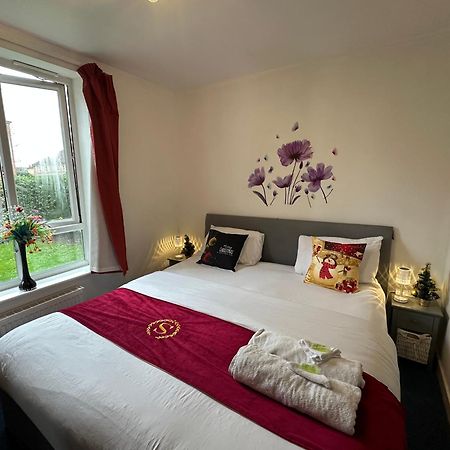 London 2 Bed 2 Bath Apartment Holiday Home - Free Parking - 3Min Walk To The Train Station - 19Min To London Liverpool Street 5Min To Victoria Line 1Gb Broadband Super Fast Internet Ground Floor 100S Of Shops Restaurants Bakeries 24-Hour Asda Superst Esterno foto