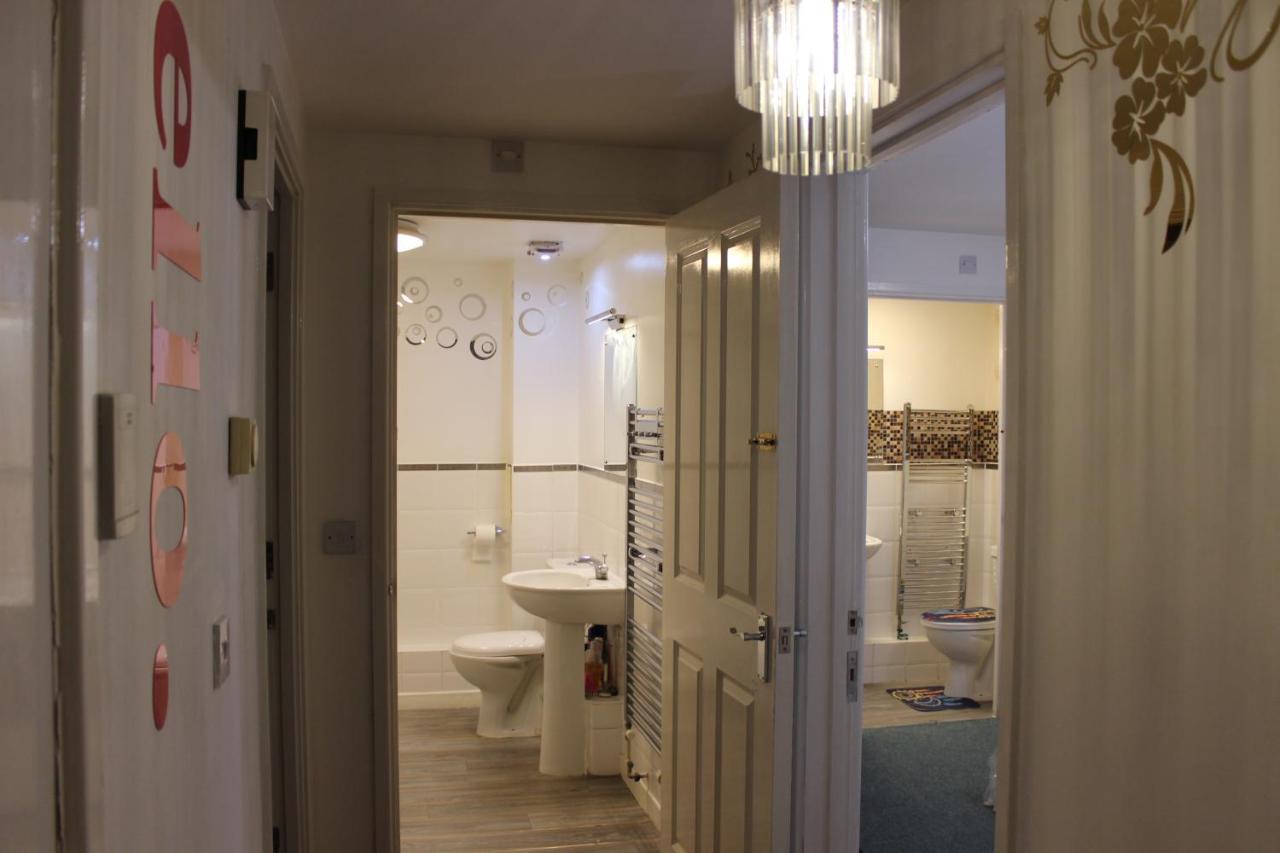 London 2 Bed 2 Bath Apartment Holiday Home - Free Parking - 3Min Walk To The Train Station - 19Min To London Liverpool Street 5Min To Victoria Line 1Gb Broadband Super Fast Internet Ground Floor 100S Of Shops Restaurants Bakeries 24-Hour Asda Superst Esterno foto