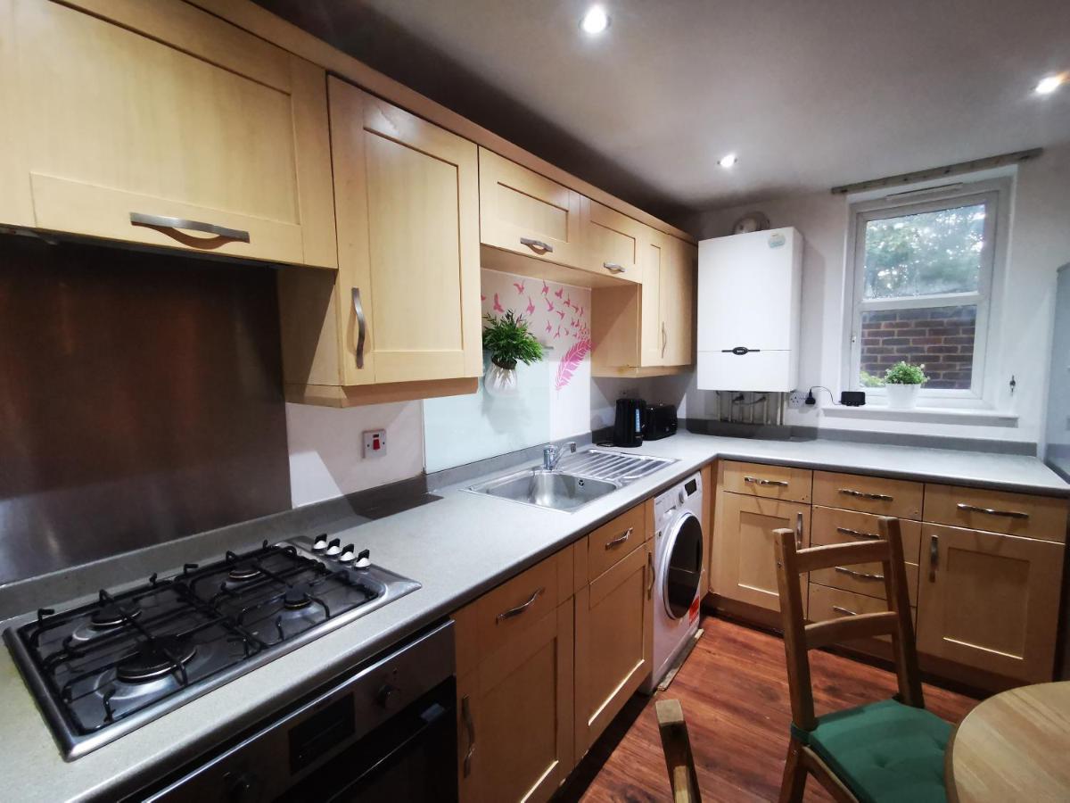 London 2 Bed 2 Bath Apartment Holiday Home - Free Parking - 3Min Walk To The Train Station - 19Min To London Liverpool Street 5Min To Victoria Line 1Gb Broadband Super Fast Internet Ground Floor 100S Of Shops Restaurants Bakeries 24-Hour Asda Superst Esterno foto