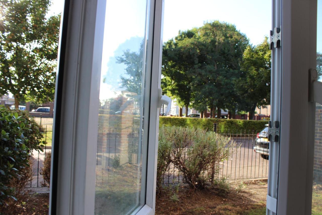 London 2 Bed 2 Bath Apartment Holiday Home - Free Parking - 3Min Walk To The Train Station - 19Min To London Liverpool Street 5Min To Victoria Line 1Gb Broadband Super Fast Internet Ground Floor 100S Of Shops Restaurants Bakeries 24-Hour Asda Superst Esterno foto