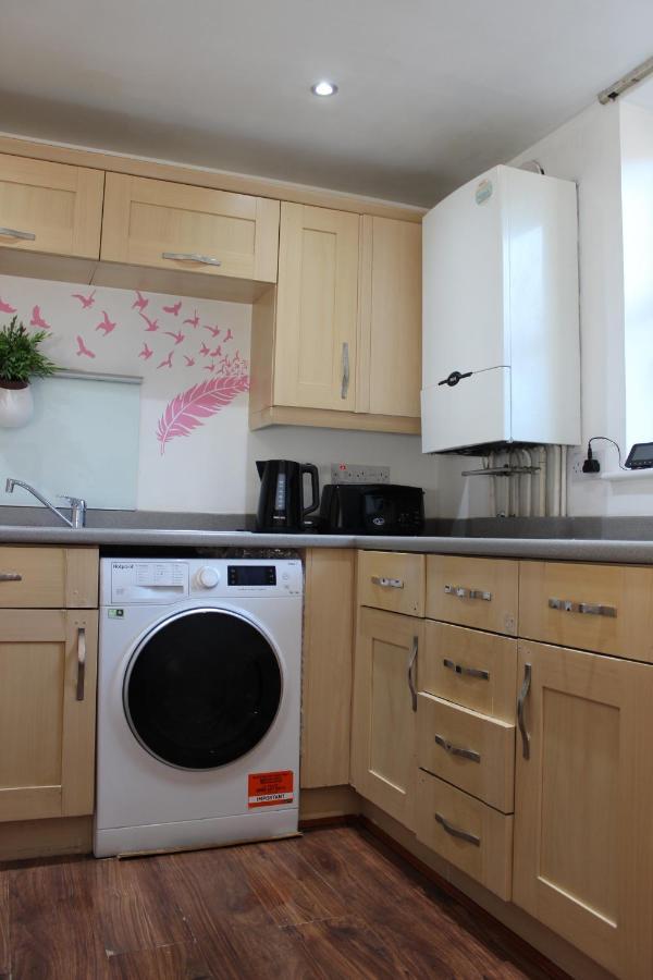 London 2 Bed 2 Bath Apartment Holiday Home - Free Parking - 3Min Walk To The Train Station - 19Min To London Liverpool Street 5Min To Victoria Line 1Gb Broadband Super Fast Internet Ground Floor 100S Of Shops Restaurants Bakeries 24-Hour Asda Superst Esterno foto