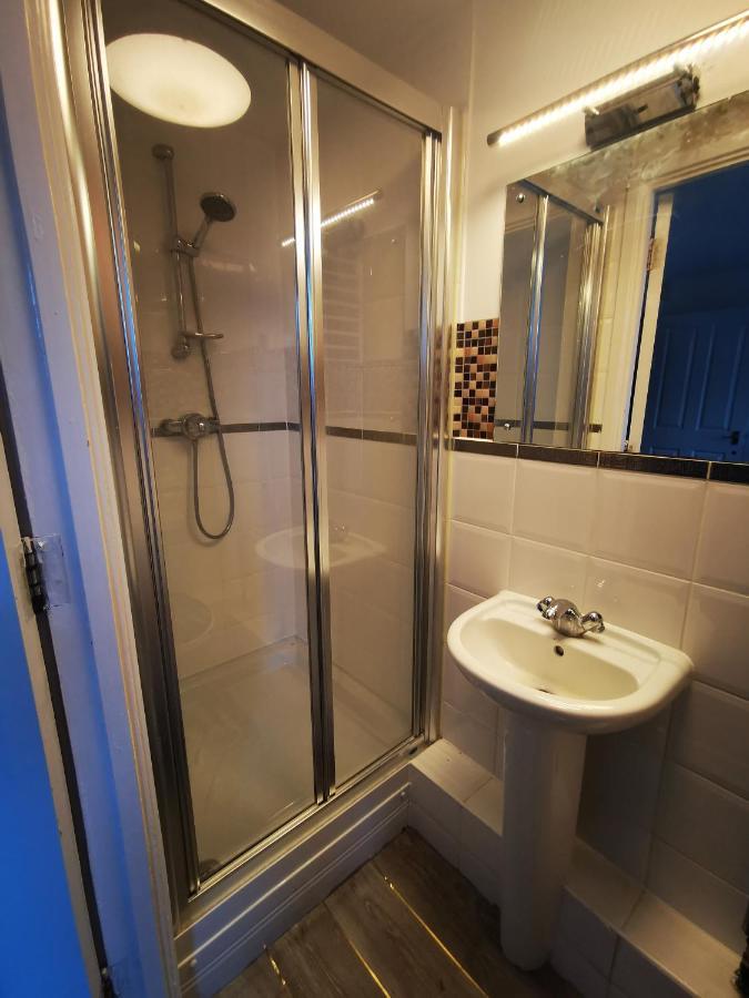 London 2 Bed 2 Bath Apartment Holiday Home - Free Parking - 3Min Walk To The Train Station - 19Min To London Liverpool Street 5Min To Victoria Line 1Gb Broadband Super Fast Internet Ground Floor 100S Of Shops Restaurants Bakeries 24-Hour Asda Superst Esterno foto