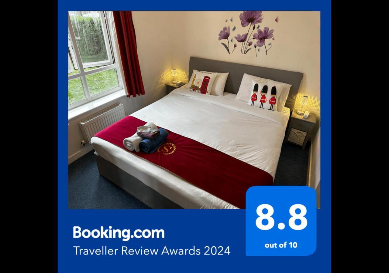 London 2 Bed 2 Bath Apartment Holiday Home - Free Parking - 3Min Walk To The Train Station - 19Min To London Liverpool Street 5Min To Victoria Line 1Gb Broadband Super Fast Internet Ground Floor 100S Of Shops Restaurants Bakeries 24-Hour Asda Superst Esterno foto