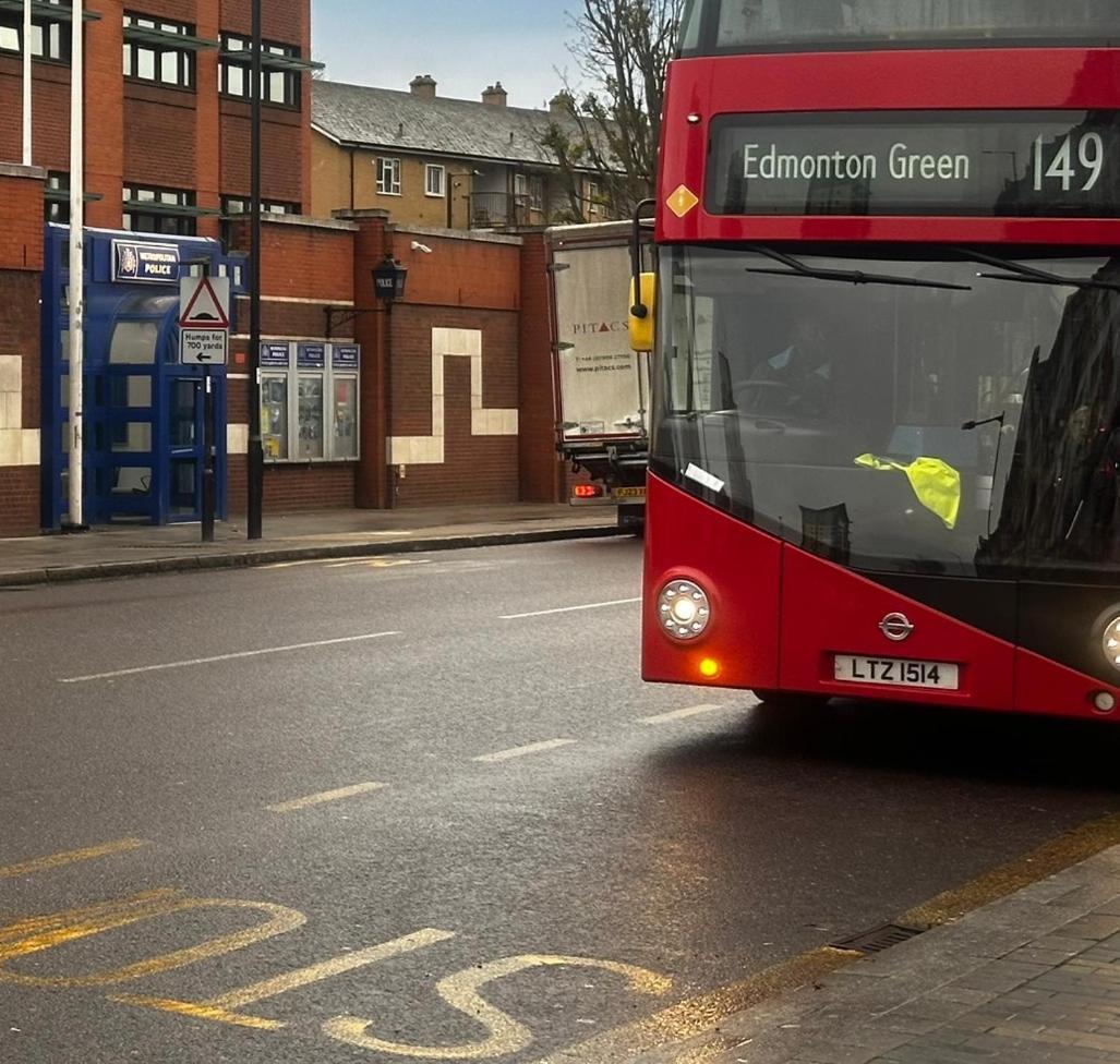 London 2 Bed 2 Bath Apartment Holiday Home - Free Parking - 3Min Walk To The Train Station - 19Min To London Liverpool Street 5Min To Victoria Line 1Gb Broadband Super Fast Internet Ground Floor 100S Of Shops Restaurants Bakeries 24-Hour Asda Superst Esterno foto