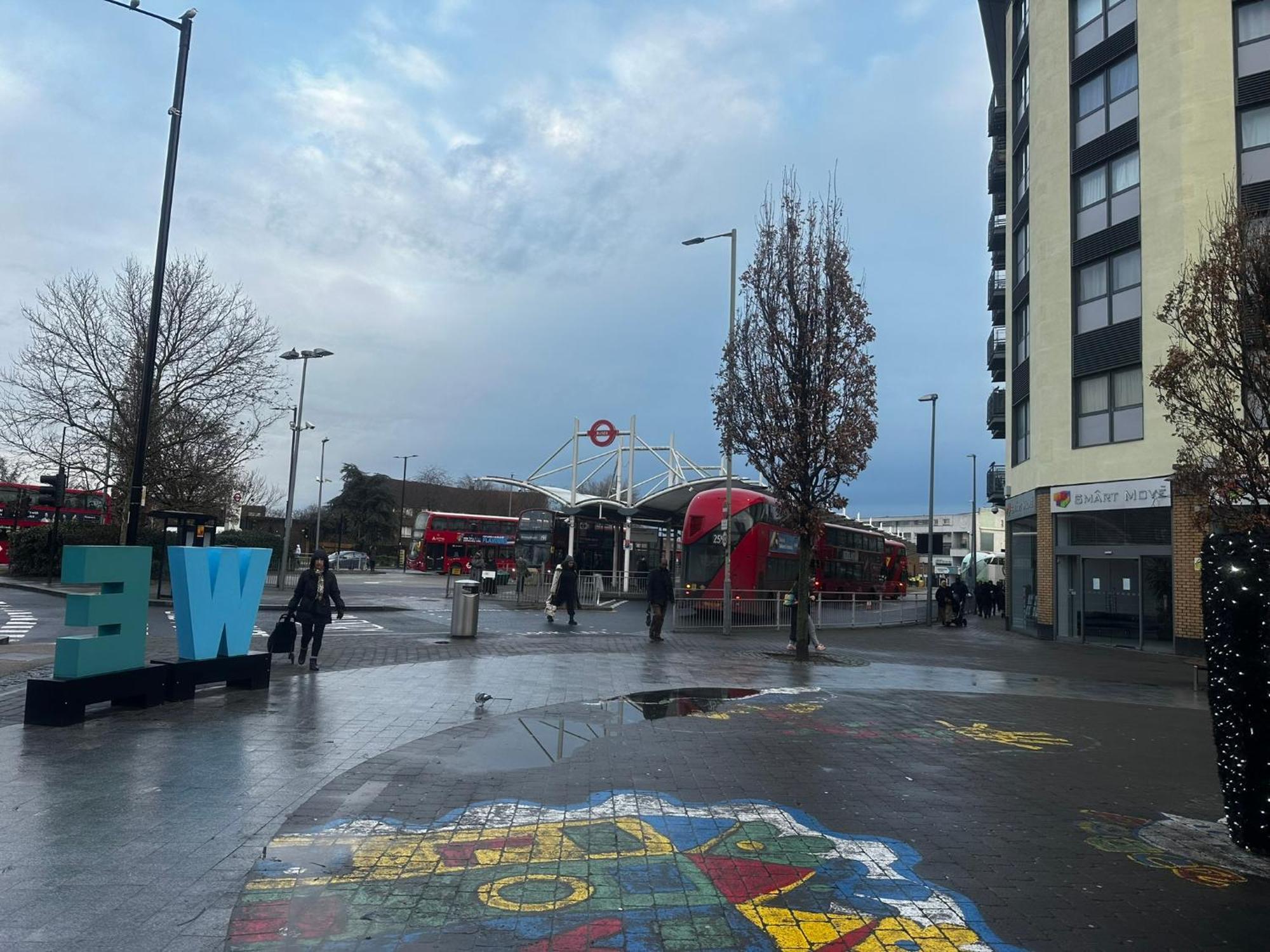 London 2 Bed 2 Bath Apartment Holiday Home - Free Parking - 3Min Walk To The Train Station - 19Min To London Liverpool Street 5Min To Victoria Line 1Gb Broadband Super Fast Internet Ground Floor 100S Of Shops Restaurants Bakeries 24-Hour Asda Superst Esterno foto