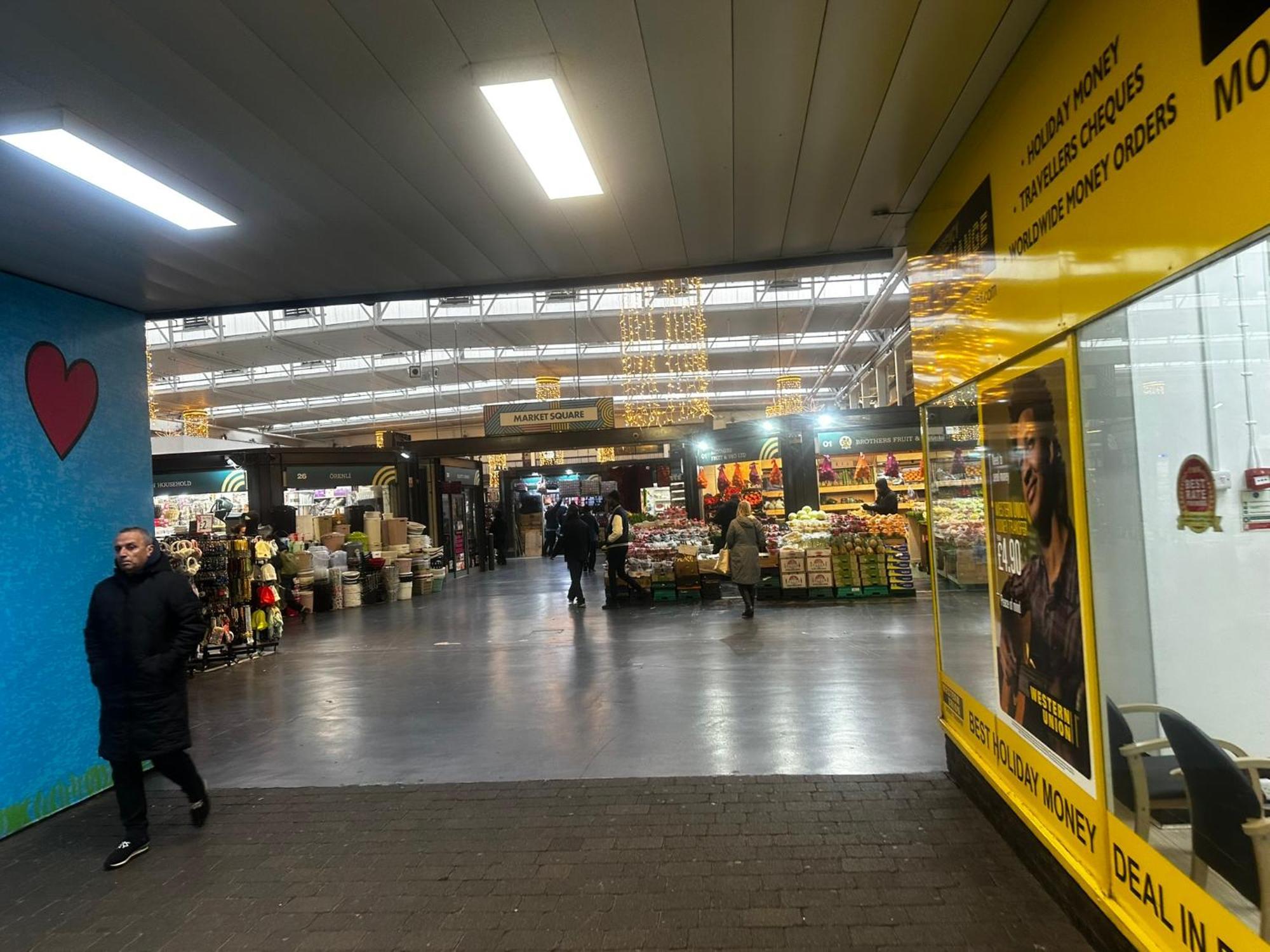London 2 Bed 2 Bath Apartment Holiday Home - Free Parking - 3Min Walk To The Train Station - 19Min To London Liverpool Street 5Min To Victoria Line 1Gb Broadband Super Fast Internet Ground Floor 100S Of Shops Restaurants Bakeries 24-Hour Asda Superst Esterno foto