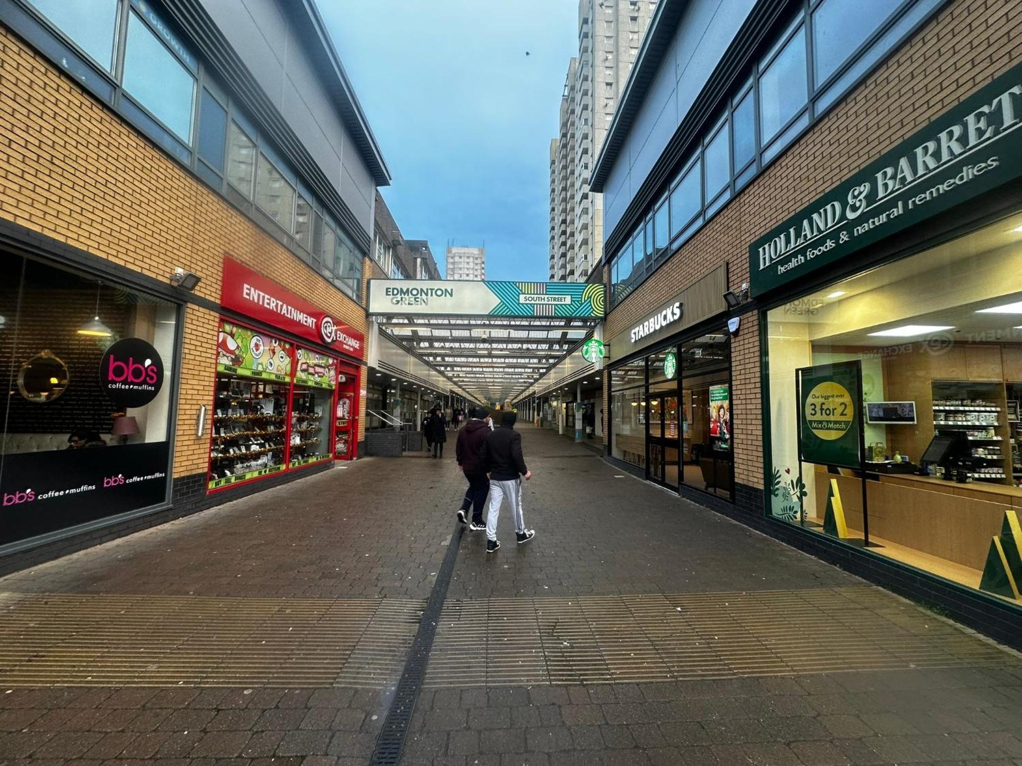 London 2 Bed 2 Bath Apartment Holiday Home - Free Parking - 3Min Walk To The Train Station - 19Min To London Liverpool Street 5Min To Victoria Line 1Gb Broadband Super Fast Internet Ground Floor 100S Of Shops Restaurants Bakeries 24-Hour Asda Superst Esterno foto
