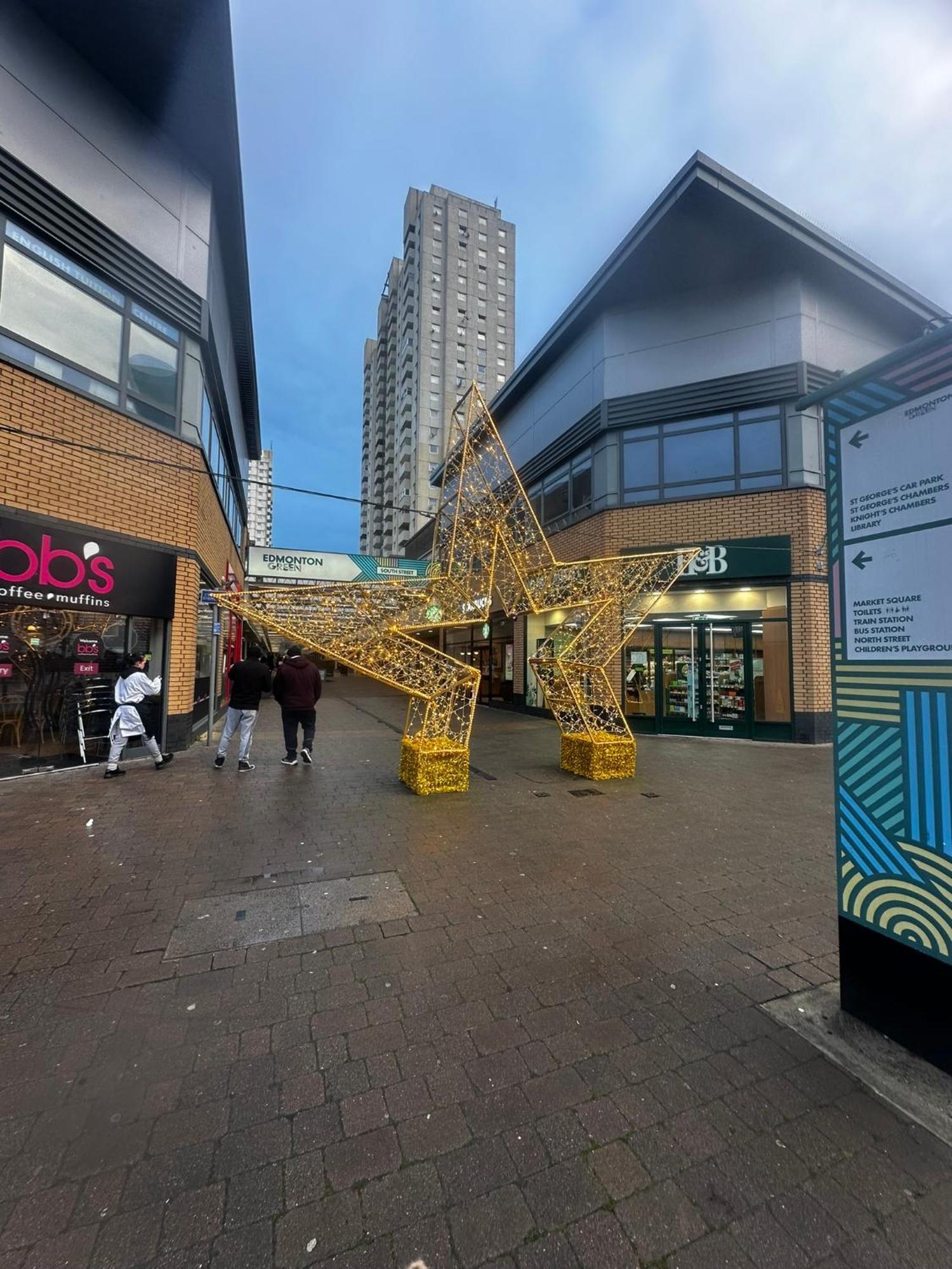 London 2 Bed 2 Bath Apartment Holiday Home - Free Parking - 3Min Walk To The Train Station - 19Min To London Liverpool Street 5Min To Victoria Line 1Gb Broadband Super Fast Internet Ground Floor 100S Of Shops Restaurants Bakeries 24-Hour Asda Superst Esterno foto