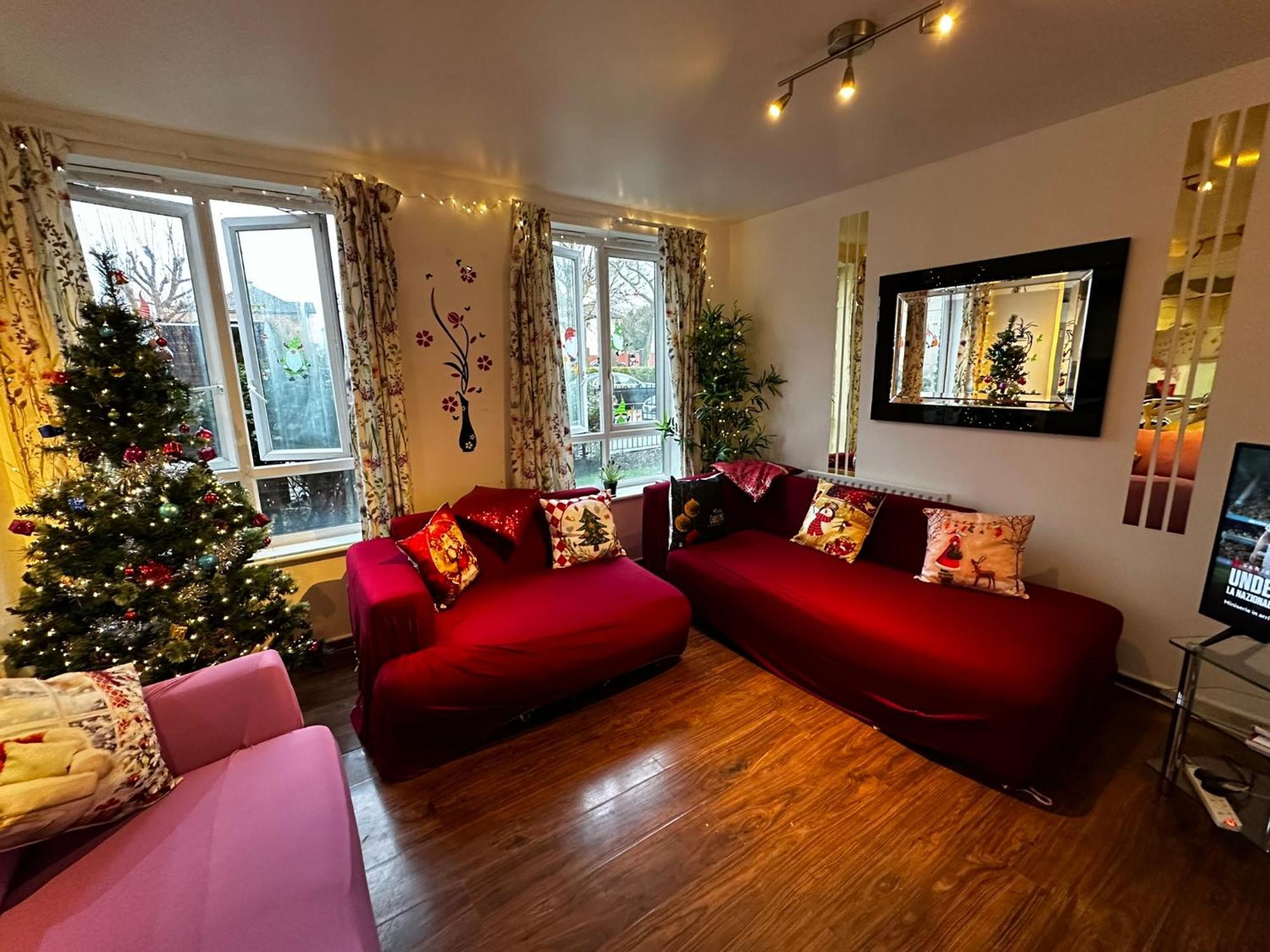 London 2 Bed 2 Bath Apartment Holiday Home - Free Parking - 3Min Walk To The Train Station - 19Min To London Liverpool Street 5Min To Victoria Line 1Gb Broadband Super Fast Internet Ground Floor 100S Of Shops Restaurants Bakeries 24-Hour Asda Superst Esterno foto