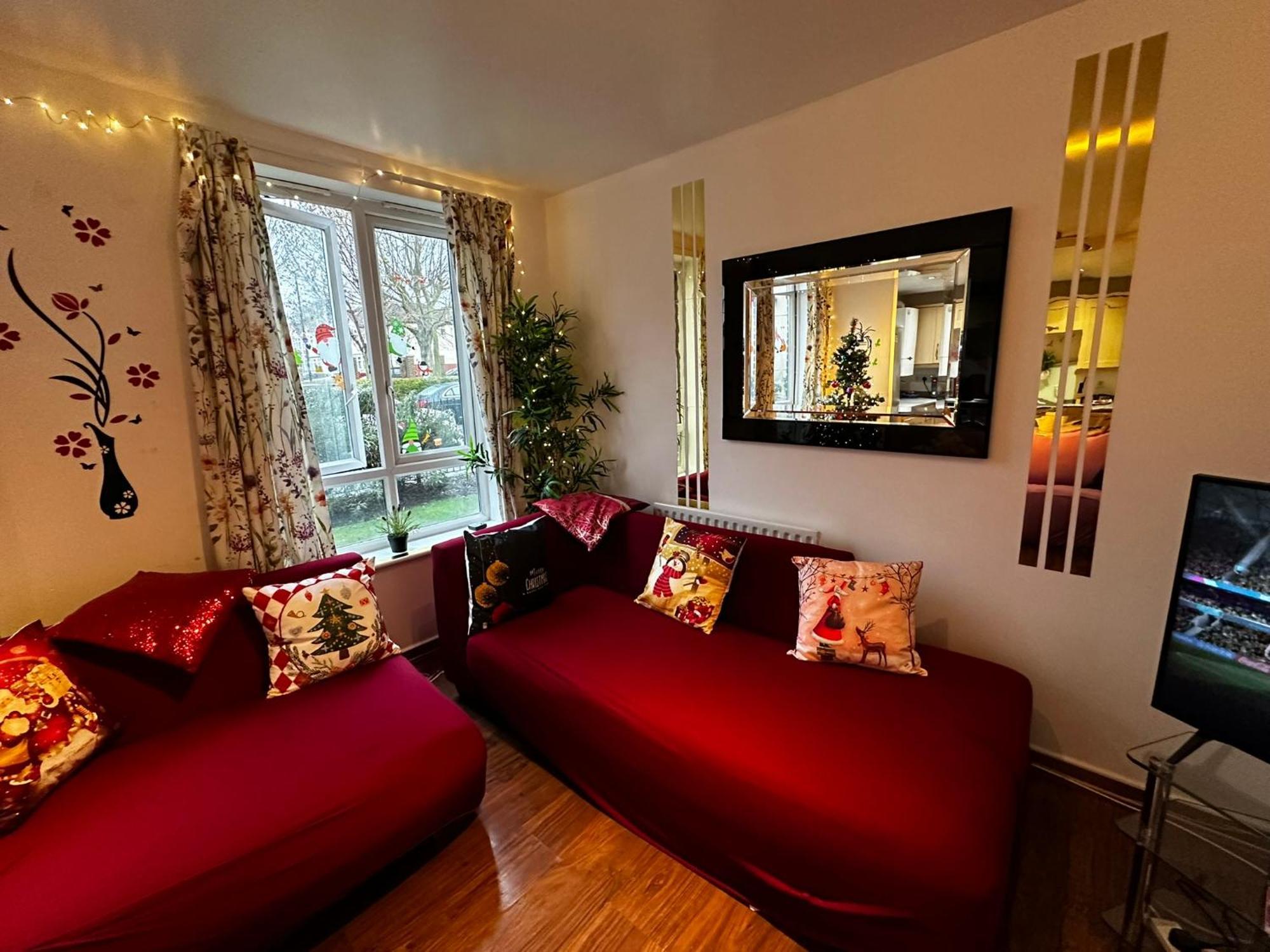 London 2 Bed 2 Bath Apartment Holiday Home - Free Parking - 3Min Walk To The Train Station - 19Min To London Liverpool Street 5Min To Victoria Line 1Gb Broadband Super Fast Internet Ground Floor 100S Of Shops Restaurants Bakeries 24-Hour Asda Superst Esterno foto