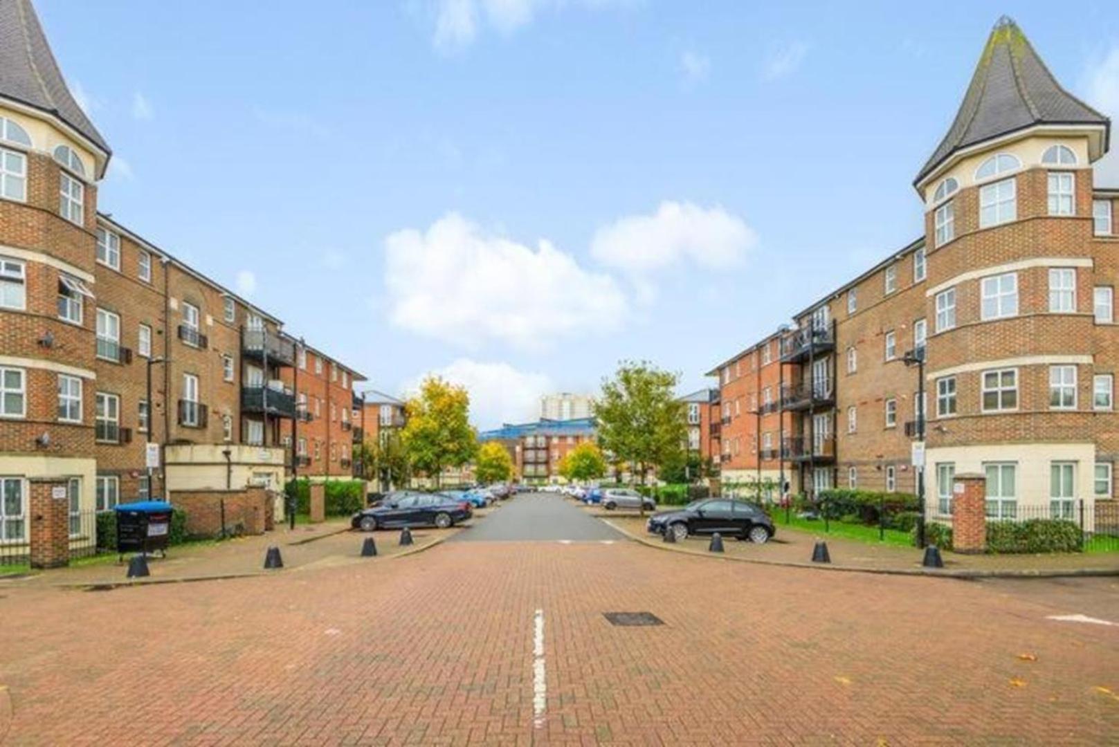 London 2 Bed 2 Bath Apartment Holiday Home - Free Parking - 3Min Walk To The Train Station - 19Min To London Liverpool Street 5Min To Victoria Line 1Gb Broadband Super Fast Internet Ground Floor 100S Of Shops Restaurants Bakeries 24-Hour Asda Superst Esterno foto