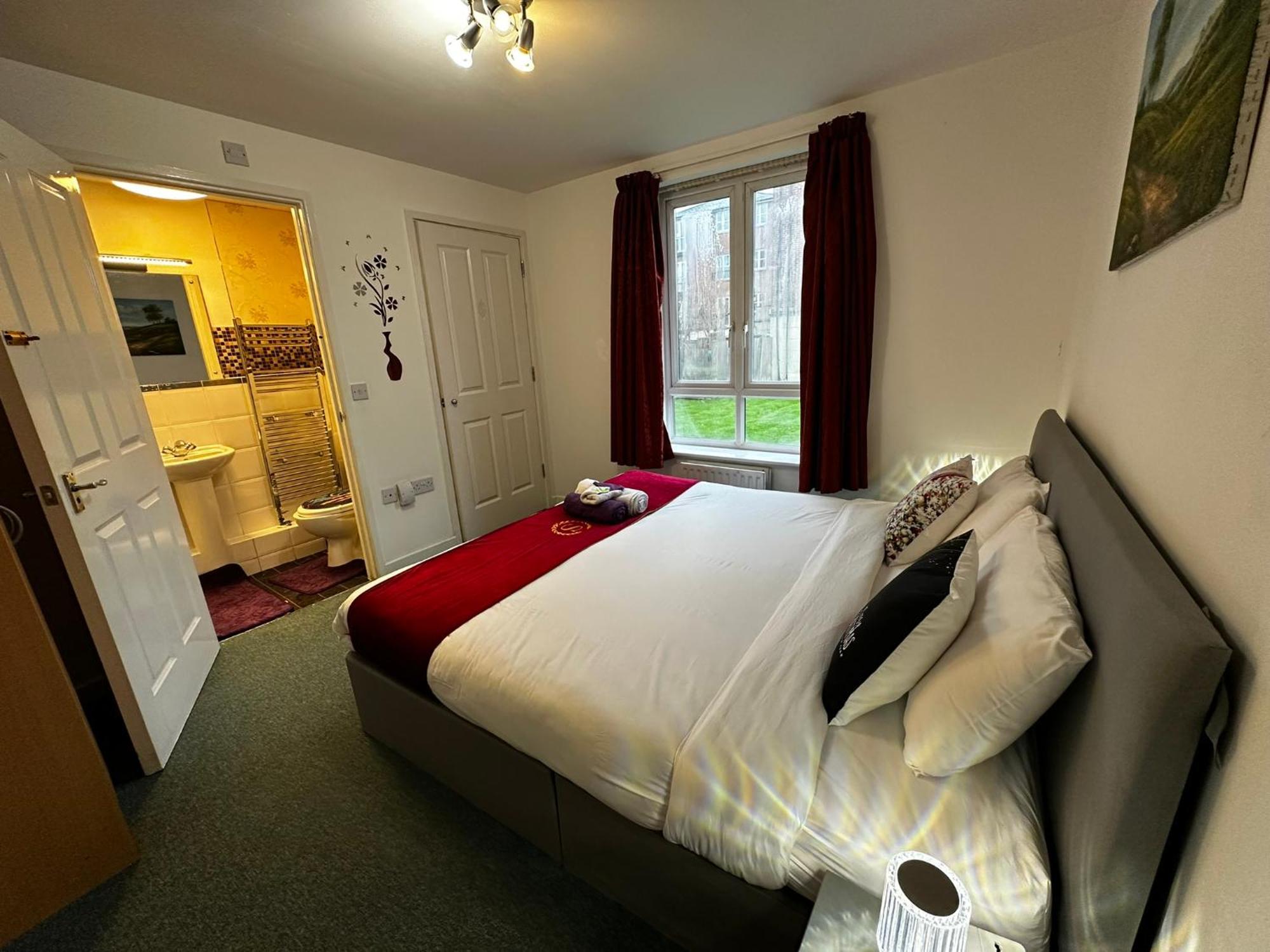 London 2 Bed 2 Bath Apartment Holiday Home - Free Parking - 3Min Walk To The Train Station - 19Min To London Liverpool Street 5Min To Victoria Line 1Gb Broadband Super Fast Internet Ground Floor 100S Of Shops Restaurants Bakeries 24-Hour Asda Superst Esterno foto