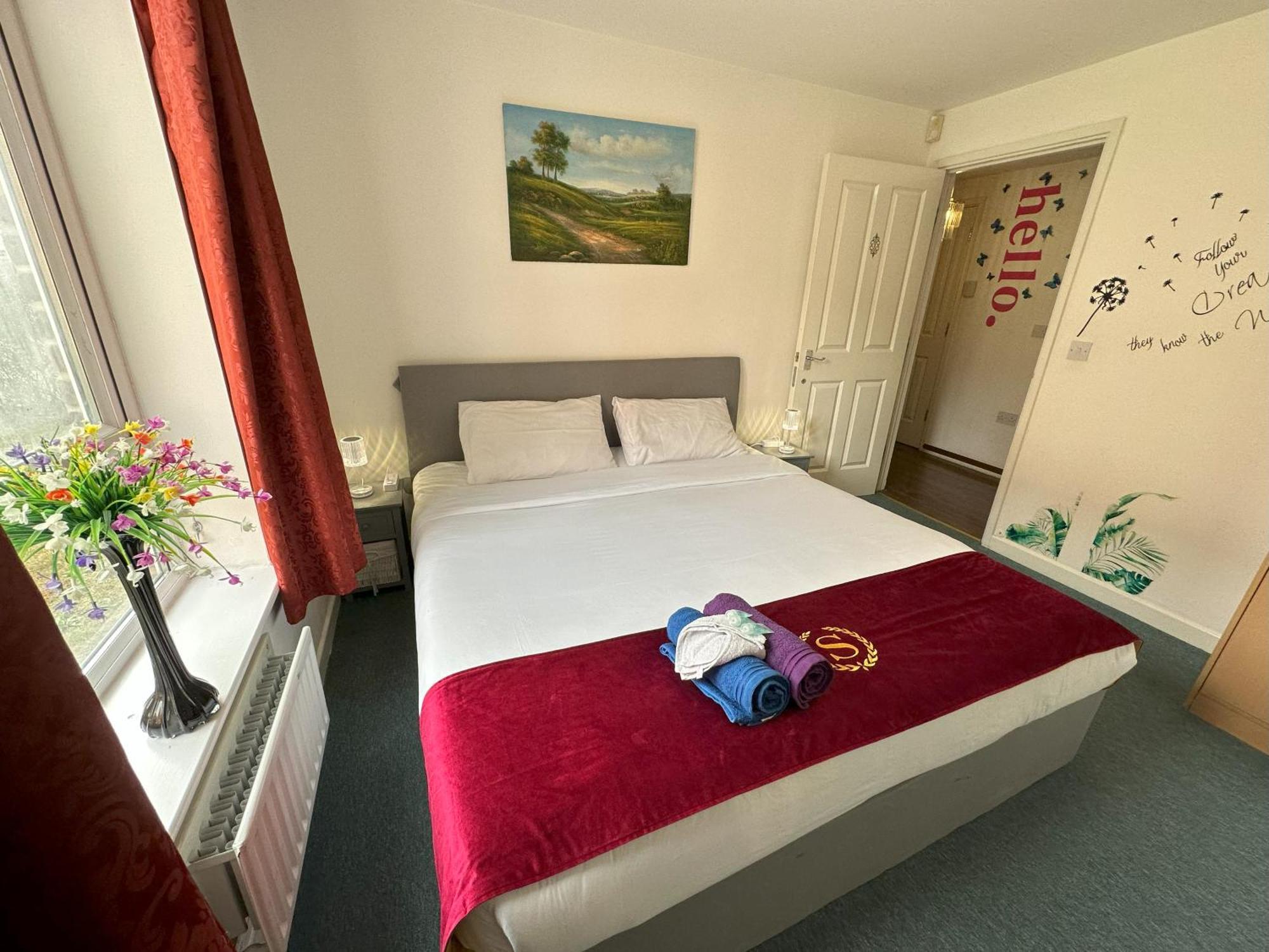 London 2 Bed 2 Bath Apartment Holiday Home - Free Parking - 3Min Walk To The Train Station - 19Min To London Liverpool Street 5Min To Victoria Line 1Gb Broadband Super Fast Internet Ground Floor 100S Of Shops Restaurants Bakeries 24-Hour Asda Superst Esterno foto