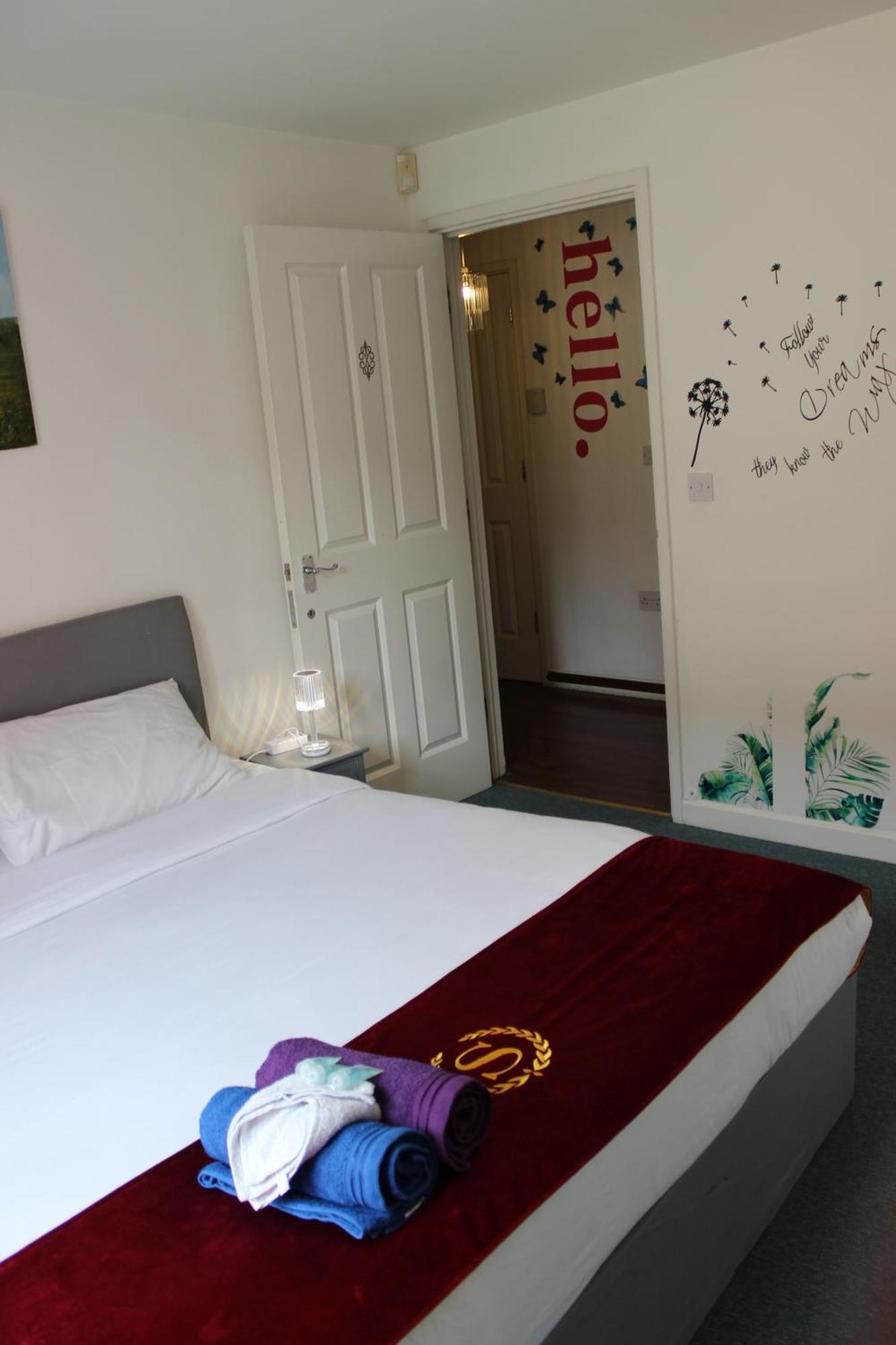 London 2 Bed 2 Bath Apartment Holiday Home - Free Parking - 3Min Walk To The Train Station - 19Min To London Liverpool Street 5Min To Victoria Line 1Gb Broadband Super Fast Internet Ground Floor 100S Of Shops Restaurants Bakeries 24-Hour Asda Superst Esterno foto
