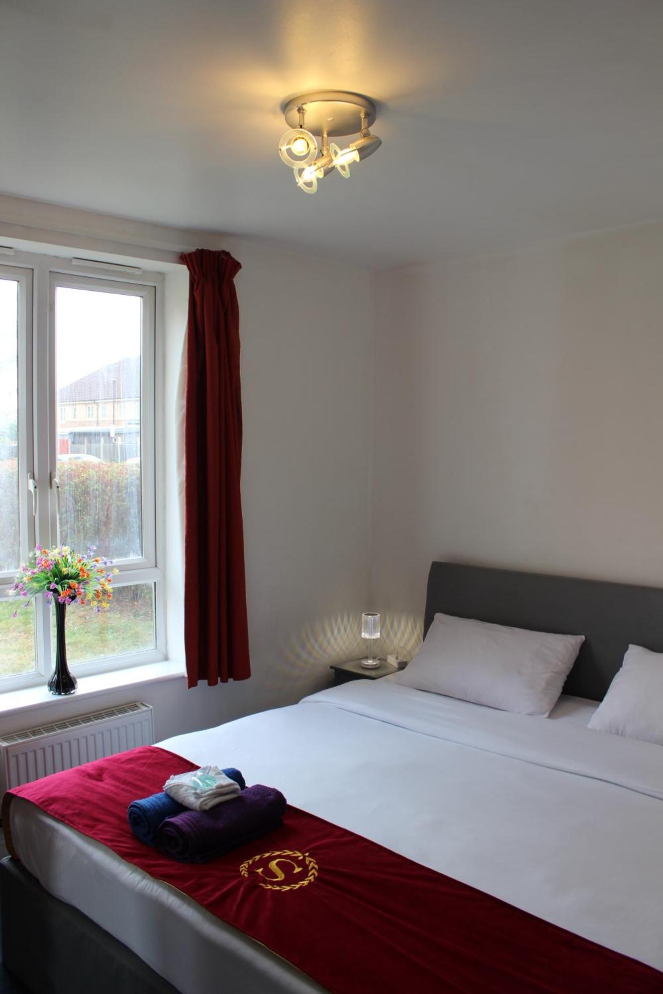 London 2 Bed 2 Bath Apartment Holiday Home - Free Parking - 3Min Walk To The Train Station - 19Min To London Liverpool Street 5Min To Victoria Line 1Gb Broadband Super Fast Internet Ground Floor 100S Of Shops Restaurants Bakeries 24-Hour Asda Superst Esterno foto
