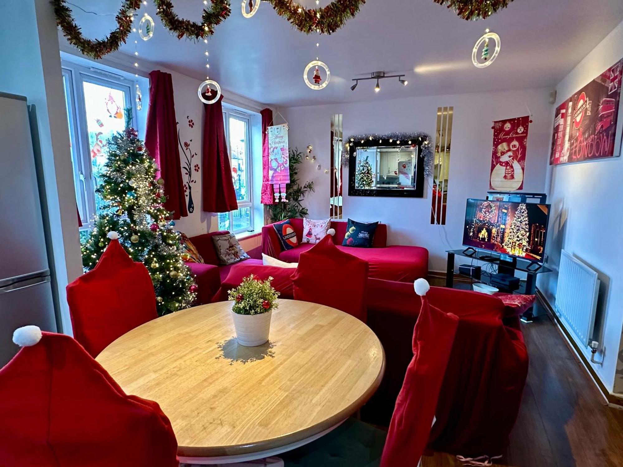 London 2 Bed 2 Bath Apartment Holiday Home - Free Parking - 3Min Walk To The Train Station - 19Min To London Liverpool Street 5Min To Victoria Line 1Gb Broadband Super Fast Internet Ground Floor 100S Of Shops Restaurants Bakeries 24-Hour Asda Superst Esterno foto