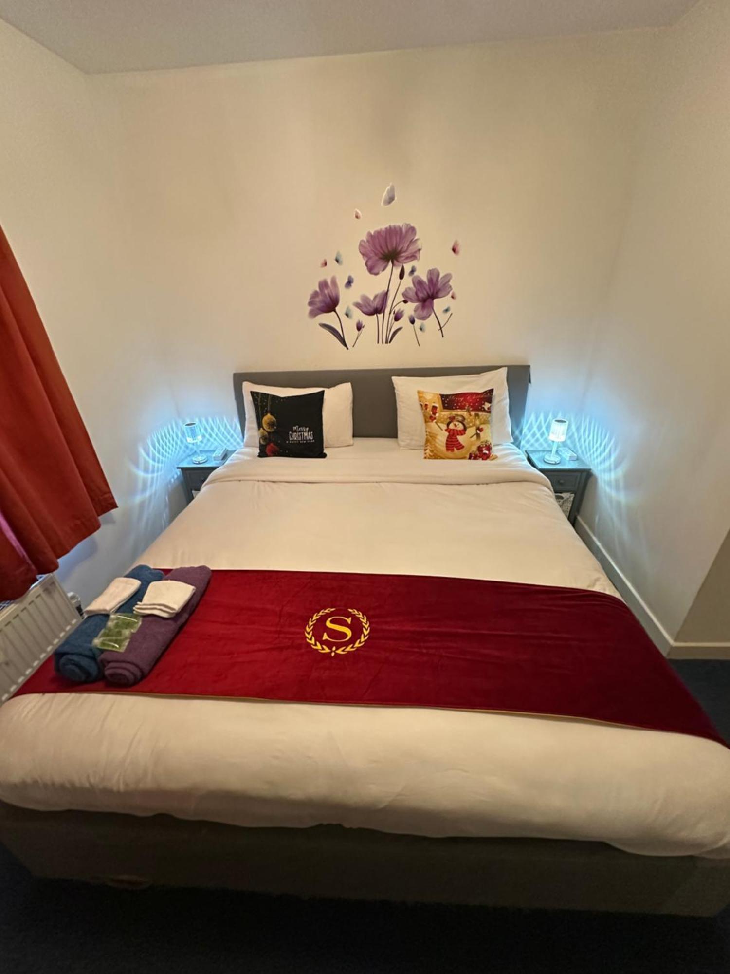 London 2 Bed 2 Bath Apartment Holiday Home - Free Parking - 3Min Walk To The Train Station - 19Min To London Liverpool Street 5Min To Victoria Line 1Gb Broadband Super Fast Internet Ground Floor 100S Of Shops Restaurants Bakeries 24-Hour Asda Superst Esterno foto