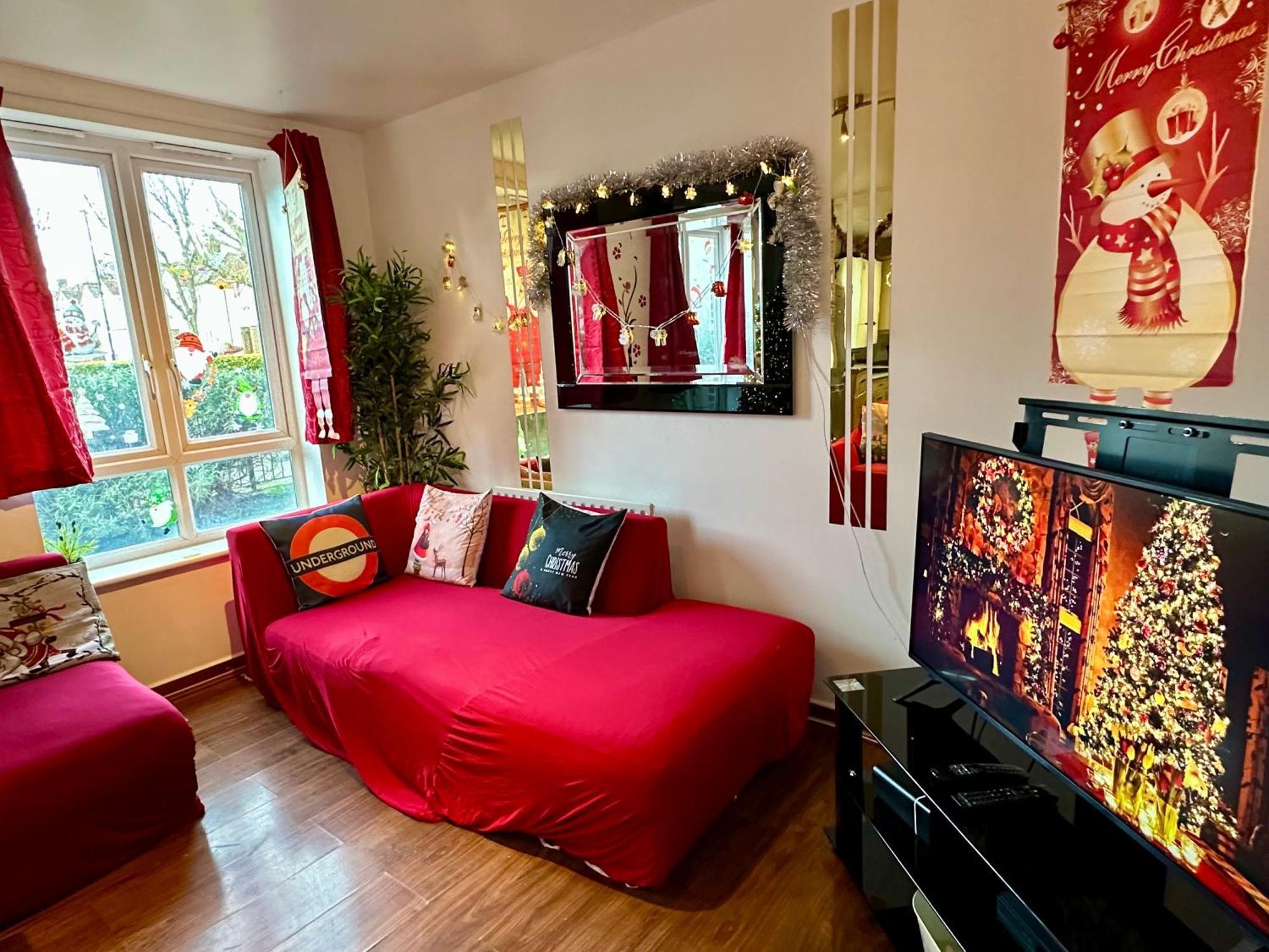 London 2 Bed 2 Bath Apartment Holiday Home - Free Parking - 3Min Walk To The Train Station - 19Min To London Liverpool Street 5Min To Victoria Line 1Gb Broadband Super Fast Internet Ground Floor 100S Of Shops Restaurants Bakeries 24-Hour Asda Superst Esterno foto